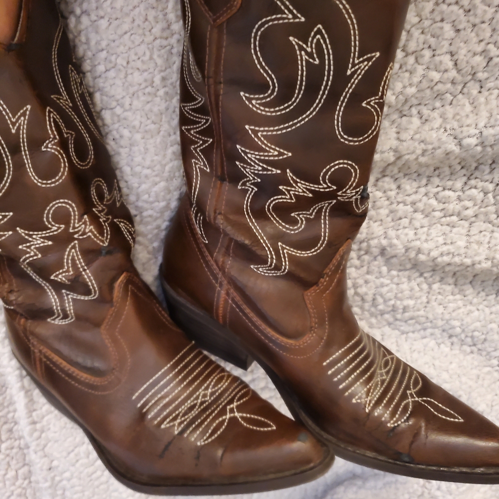 Lei Brown Heeled Boots with White Stitching
